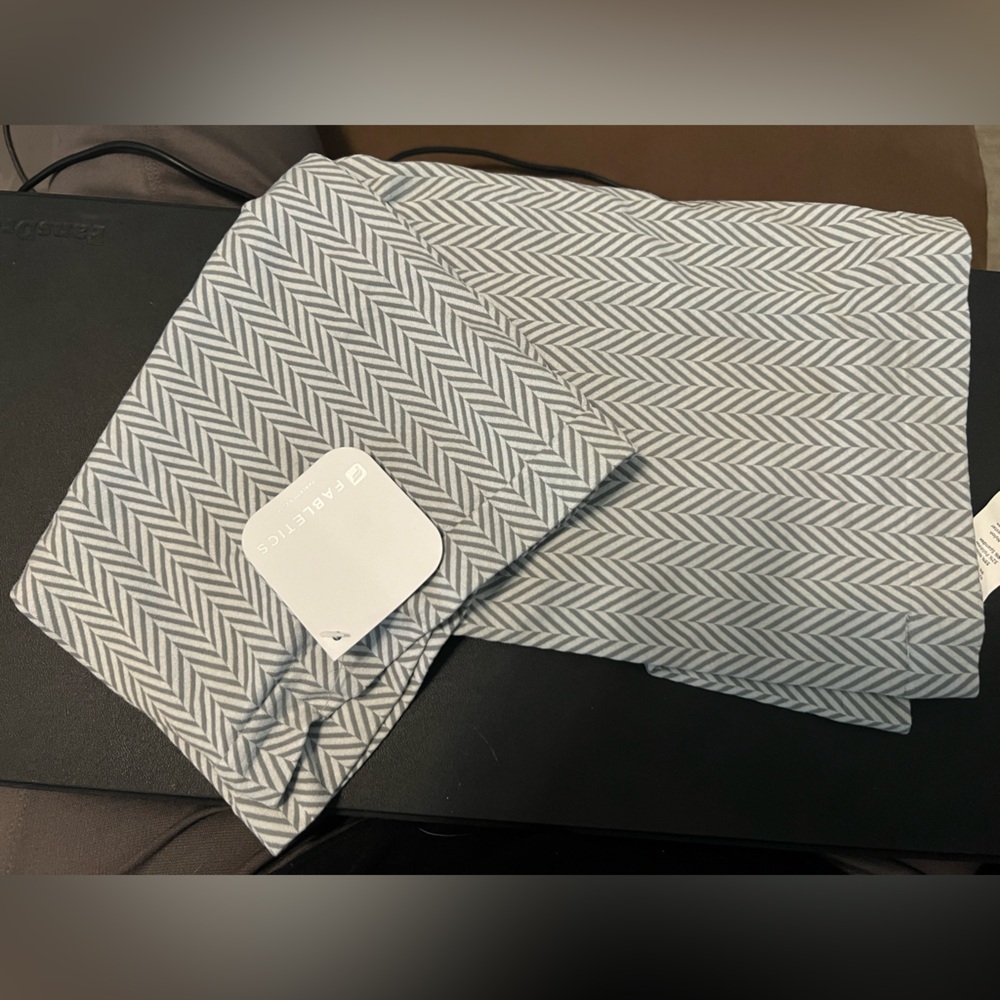 NWT Fabletics Gray Herringbone Women’s Infinity Scarf